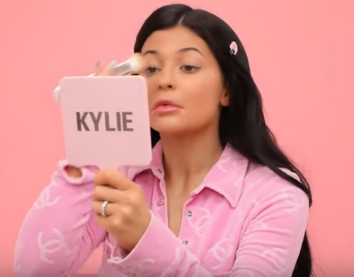 Kylie Jenner: Μας δείχνει πως βάφεται καθημερινά