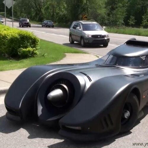 Βίντεο: Έφτιαξαν πιστό αντίγραφο του batmobile και τα σπάει