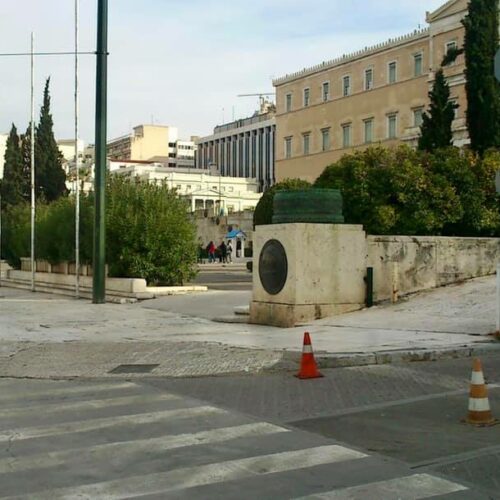 ΑΜΕΑ: Επιτέλους έφτιαξαν ράμπα στη Βουλή