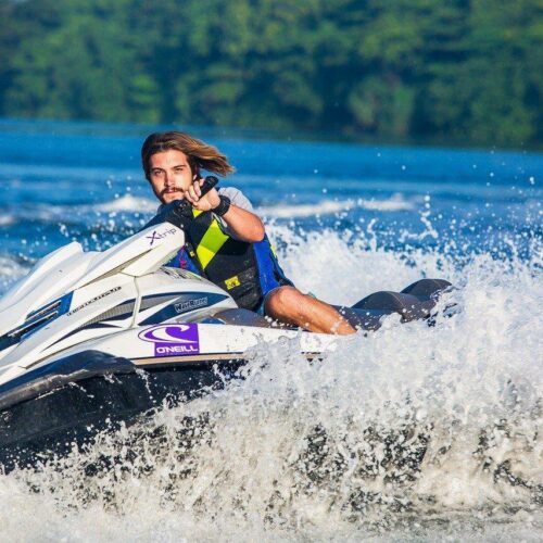 Βίντεο: Πήγε στα McDonalds με jet ski επειδή η πόλη ήταν πλημμυρισμένη