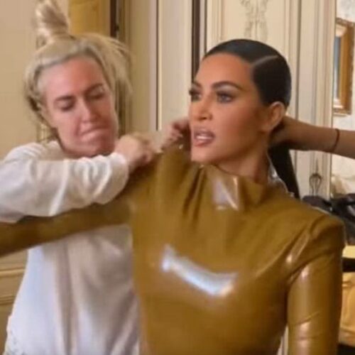 Kim Kardashian: Η στιγμή που προσπαθεί να φορέσει δημιουργία από latex