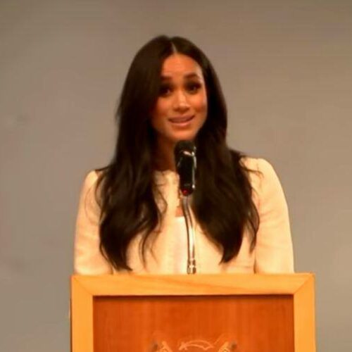 Meghan Markle: Τι κρύβεται κάτω από την μπλούζα της (pics)