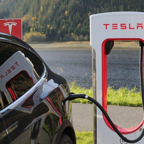 Tesla: Εισέρχεται στη κατηγορία των αμιγώς ηλεκτρικών φορτηγών