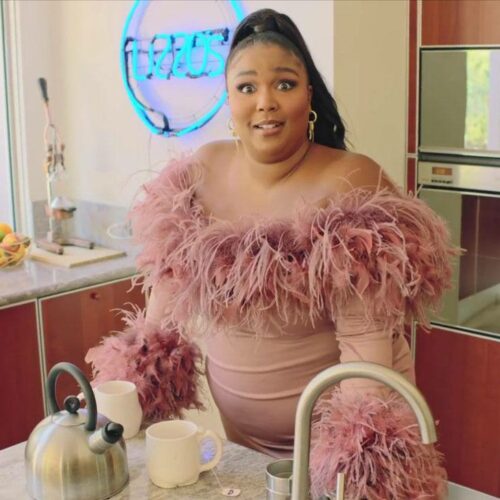 Vogue: 73 ερωτήσεις με την τραγουδίστρια Lizzo (vid)