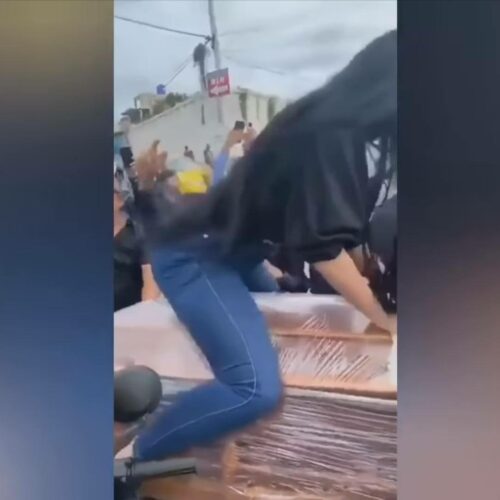 Viral: Χήρα χορεύει twerking πάνω σε φέρετρο