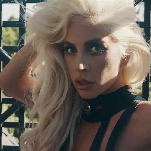 Lady Gaga: Ποζάρει topless και “ρίχνει” το Instagram