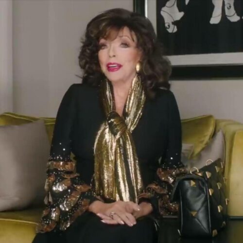 Joan Collins: Δείχνει τι κουβαλάει στην τσάντα της