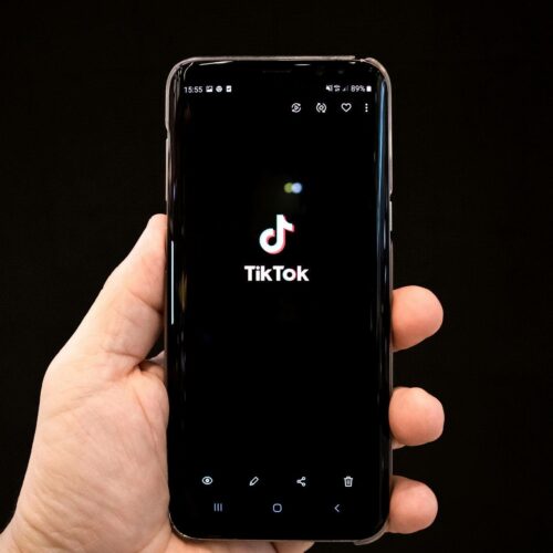 Tik tok κίνδυνοι: Μάθετε τι πρέπει να προσέχετε