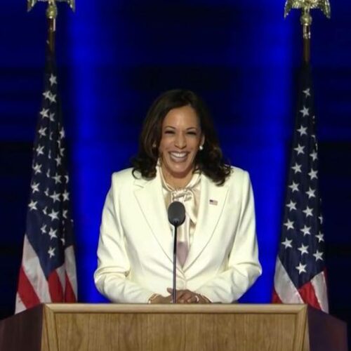 H Kamala Harris έστειλε ένα φεμινιστικό μήνυμα μέσω των… καλτσών της! (vid)