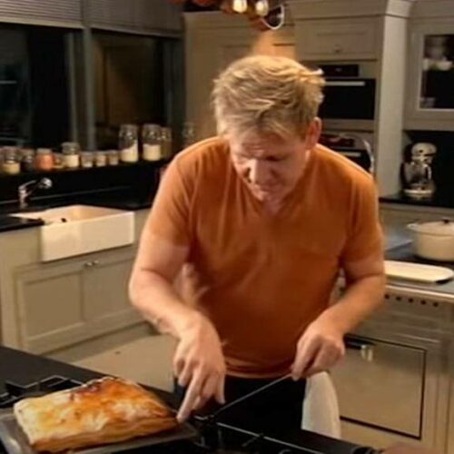 O Gordon Ramsey μας δείχνει πως να φτιάξουμε μιλφέιγ με βατόμουρα!