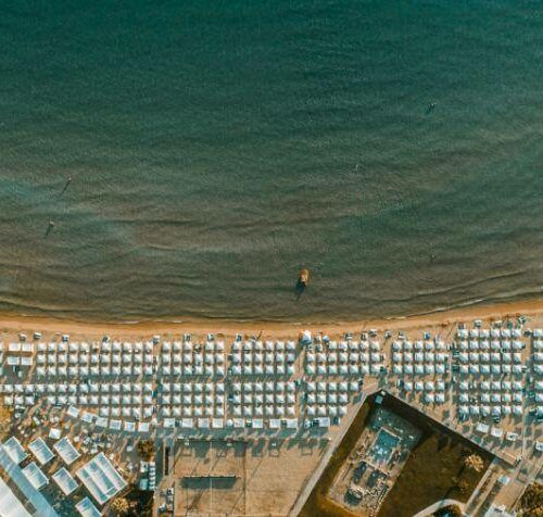 H κοσμοπολίτικη και εμβληματική Astir Beach επαναλειτουργεί