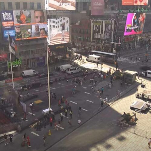 Times Square: Συντριβάνι από χιλιάδες τεχνητά νύχια