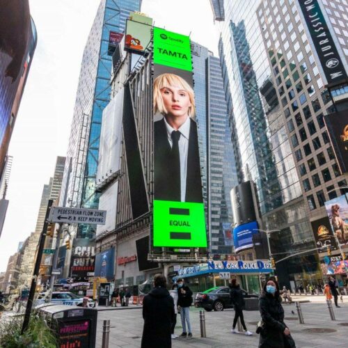 Η Τάμτα εμφανίστηκε σε Billboard στην Times Square