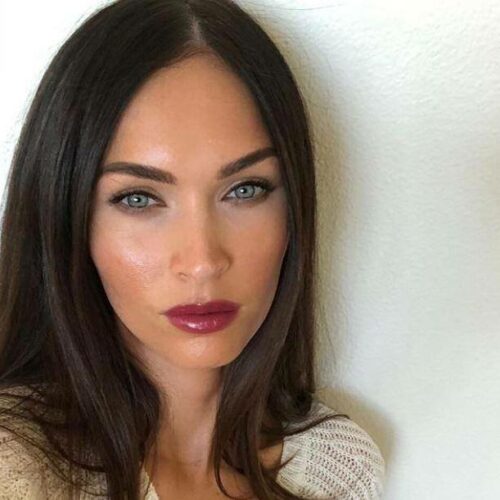 O super sexy τρόπος που επιλέγει η Megan Fox να φορέσει το printed κοστούμι της