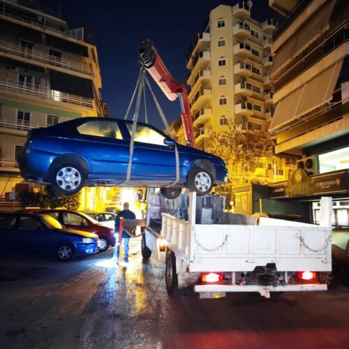 Εγκαταλελειμμένα αυτοκίνητα: Πώς μαζεύονται στην Αθηνα