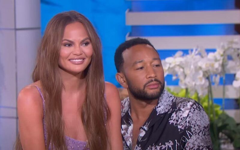 Chrissy Teigen : Περιμένει το τρίτο της παιδί