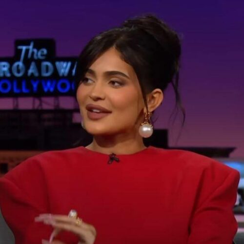 Kylie Jenner : Το περίεργο κολιέ της από κραγιόν