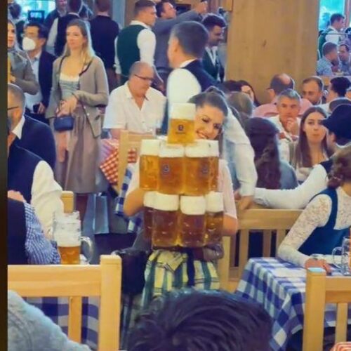 Oktoberfest : Ο πύργος με τις μπύρες που κουβάλησε σερβιτόρα