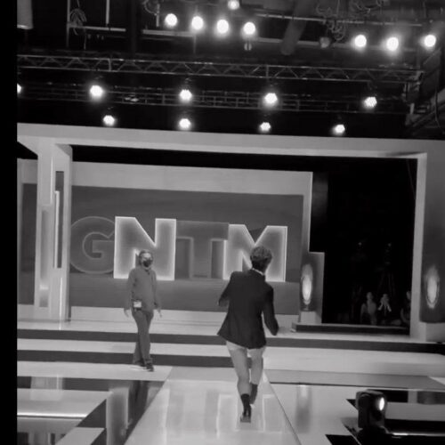 GNTM 5 : Με εσώρουχα ο Καράβας στο πλατό