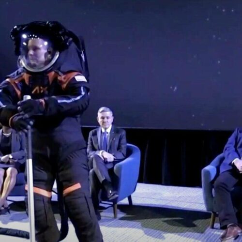 NASA : Παρουσιάστηκε νέα διαστημική στολή (vid)