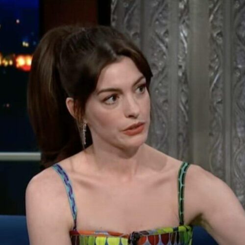 Anne Hathaway : Ποζάρει για τον οίκο Versace