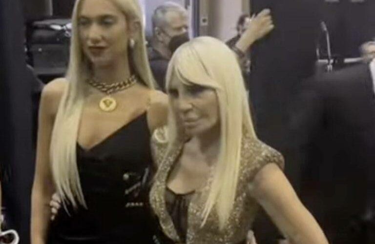 Dua Lipa: Η fashion συνεργασία με τη Donatella Versace