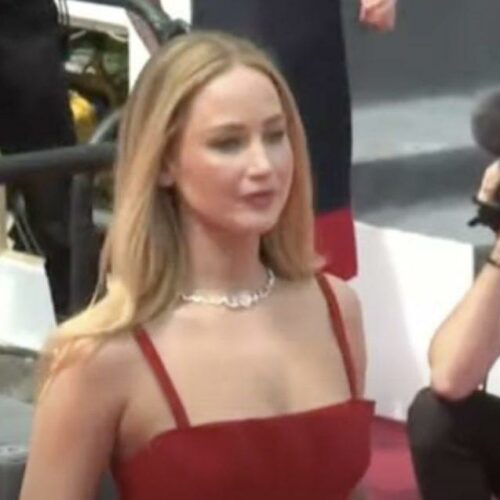 Jennifer Lawrence: Φόρεσε σαγιονάρες στις Κάννες (pic)