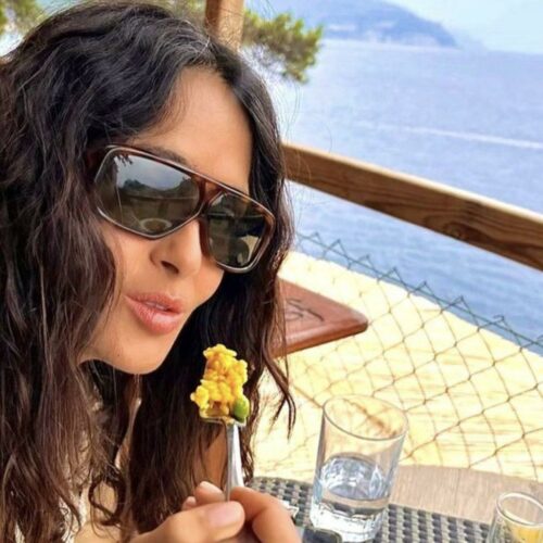 Salma Hayek: Γιορτάζει την “Ημέρα μπικίνι” (pic)