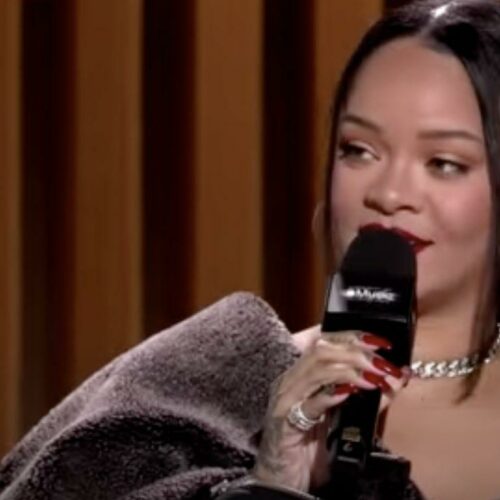 Rihanna: Οι εικόνες που θηλάζει τον γιο της