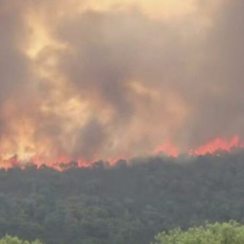 Φωτιά Τώρα: Δύσκολες μάχες σε Δερβενοχώρια και Λουτράκι