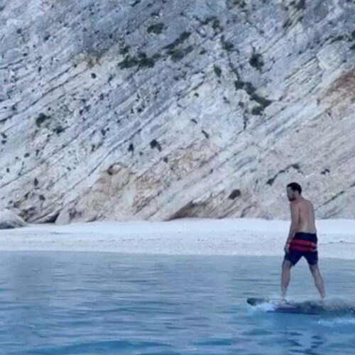 Κωνσταντίνος Αργυρός: Έκανε ηλεκτρικό surfboard (vid)