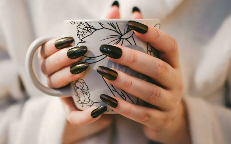 Latte nails: Η νέα τάση στα νύχια μετά το makeup