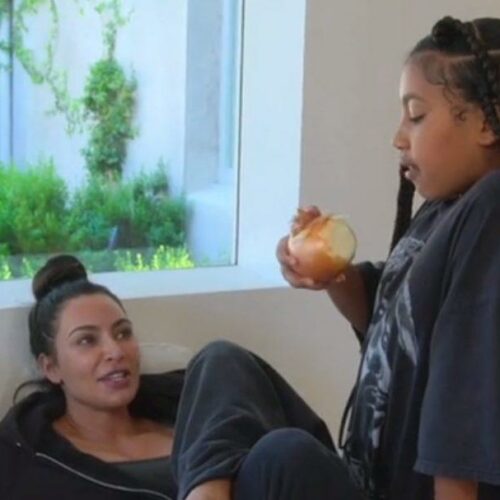 Kim Kardashian: Η κόρη της, North West, τρώει κρεμμύδι σαν μήλο