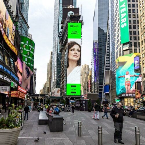 Χάρις Αλεξίου: Σε billboard στη φημισμένη Times Square