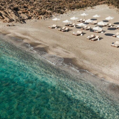 Κέα Μαγαζιά: Το Bond Beach Club που κερδίζει τις εντυπώσεις