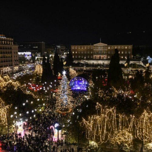 Χριστούγεννα Αθήνα: Φωταγωγήθηκε η πλατεία Συντάγματος