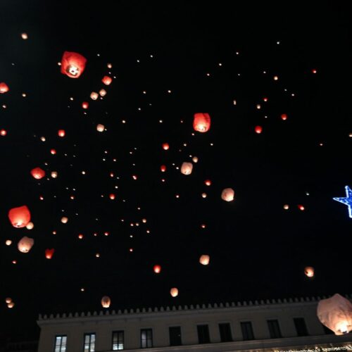 Χριστούγεννα: Τα φαναράκια στον ουρανό της Αθήνας