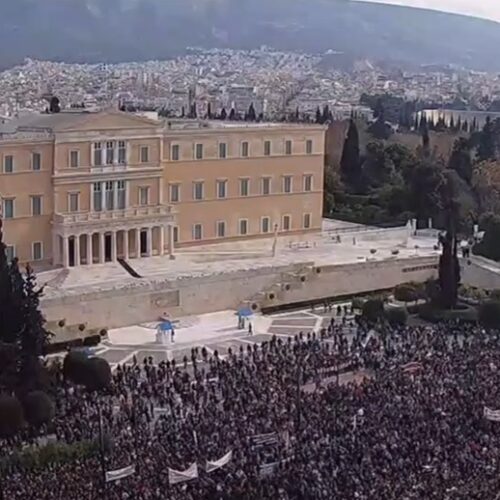 Σύνταγμα: Μαζική συγκέντρωση για το έγκλημα στα Τέμπη