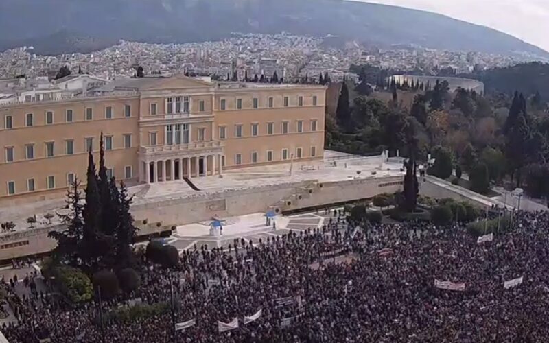 Σύνταγμα: Μαζική συγκέντρωση για το έγκλημα στα Τέμπη